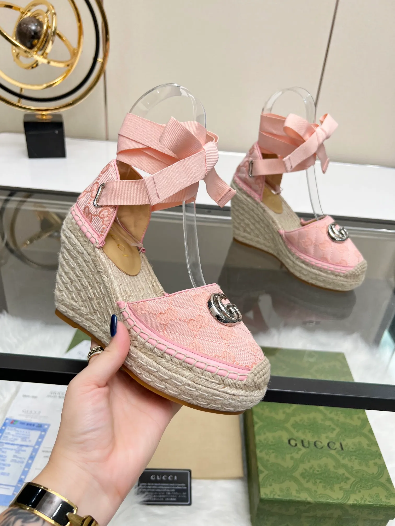 👟👟Ex-factory price 440👟👟 GUCCI wedge fisherman sandals, thick-soled straw, high-end quality, fabric: double G fabric, electric embroidery, lining: mixed sheepskin lining, yardage: 35～42, color: pure white. Dear new and old customers, the picture has been updated, please transfer the image to change. The upgraded version of the wedge heel currently has more than 40 colors. Transfer the image to sell.